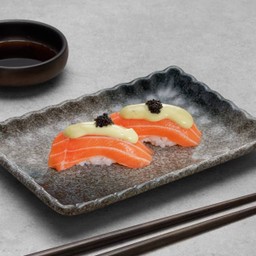 ซูชิปลาแซลมอนอาโวคาโดซอสวาซาบิ (2 คำ)