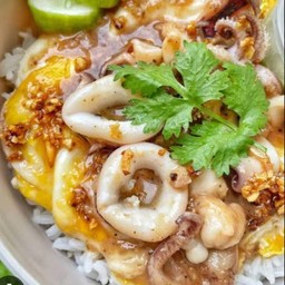 ข้าวไข่ข้นปลาหมึกทอดซอสมะขาม