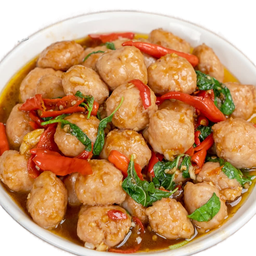 กะเพราลูกชิ้นเนื้อ