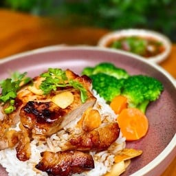 ข้าวหมูทอดซีอิ้ว น้ำจิ้มแจ่ว