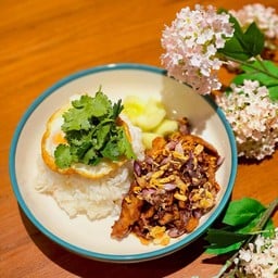 ข้าวหน้าหมู หรือ ไก่ กระเทียม ไข่ดาว