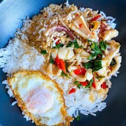 หมึกผัดโหระพา+ไข่ดาวราดข้าว