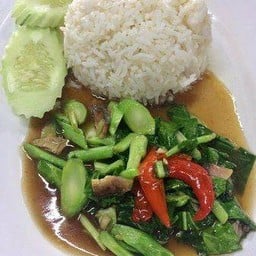 ผัดคะน้าปลาเค็มราดข้าว
