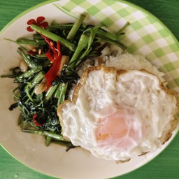 ผัดผักบุ้งราดข้าว