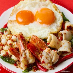 ข้าวกะเพราป่าเถื่อน กุ้งลายเสือ+ปลาหมึก+ลูกชิ้นปลาบัวลอย