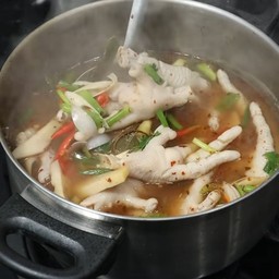 ต้มแซ่บตีนไก่