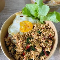 กะเพราพริกแห้ง แม่น้องเฌอ - วัดร่องขุ่น