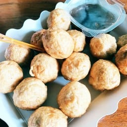 ลูกชิ้นหมูแท้ทอด