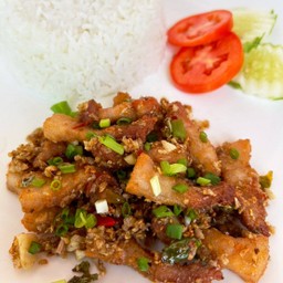 ข้าวราดสามชั้นคั่วพริกเกลือ