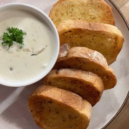 หอยลายอบไวน์ ขนมปังกระเทียม