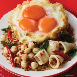 ข้าวกะเพราป่าเถื่อน ปลาหมึก+ลูกชิ้นปลาบัวลอย