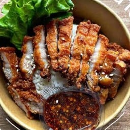 ข้าวหมูทอดน้ำปลา+น้ำจิ้มแจ่ว