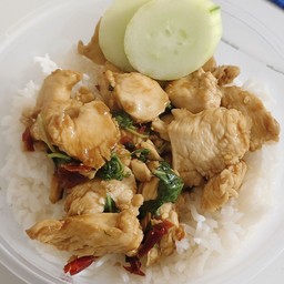 กะเพราไก่ชิ้น