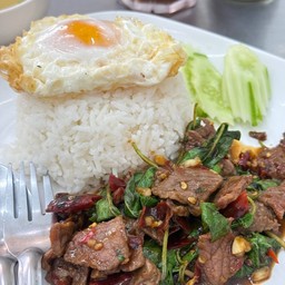 กะเพราเนื้อพริกแห้ง+ไข่ดาว