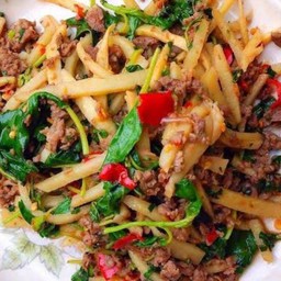 ผัดกระเพราหน่อไม้หมูสับ ราดข้าว