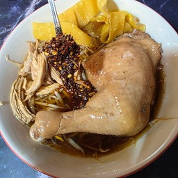 ก๋วยเตี๋ยวไก่ตุ๋น น่องไก่ติดสะโพก+ไก่ฉีก+เกี๊ยวทอด+พริกคั่ว+พริกป่น+น้ำตาล+ผัก