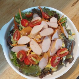 สลัด ไส้กรอก