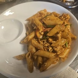 มักกะโรนีผัดซอสไก่