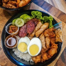 ชุดข้าวจักพรรดิ์ (ชุดข้าวหมูทอดผสมไก่ทอด+กุนเชียง+ไข่ต้ม)