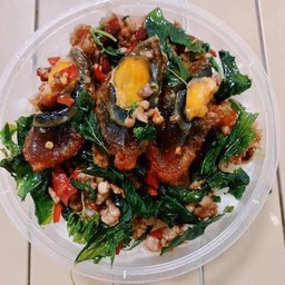 กะเพราไข่เยี่ยวม้าหมูสับ