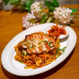 ข้าวผัดกิมจิ หมูทอด หรือ ปีกไก่ทอด