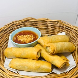 ปอเปี๊ยะทอดไส้ผักโขมชีส Fried Spring Rolls Stuffed with Spinach and Cheese