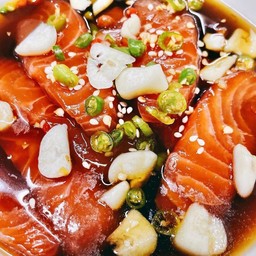 แซลมอนดอง (ชุดเล็ก) พร้อมน้ำจิ้มซีฟู๊ด)