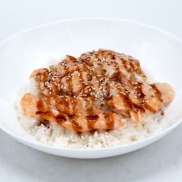 ข้าวสวยนุ่ม ราดด้วยแซลมอนและซอสเทอริยากิหอมหวาน