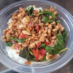 กระเพราหมูสับ กับข้าว