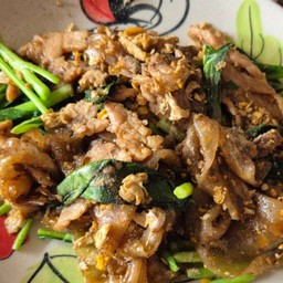 เอราวัณราดหน้ายอดผัก ไฟแดงน้ำใส ซอยมังกรแพรกษา