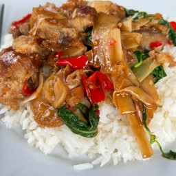 ข้าวกะเพราหน่อไม้ดองหมูกรอบ