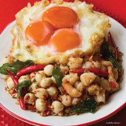 ข้าวกะเพราป่าเถื่อน กุ้งสับ+ลูกชิ้นปลาบัวลอย