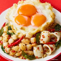 ข้าวกะเพราป่าเถื่อน ทะเลเดือด (ลูกชิ้นปลาบัวลอย+ปลาหมึก+กุ้งสับ)