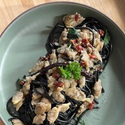 สปาเก็ตตี้เส้นดำหอยลายผัดพริกแห้ง