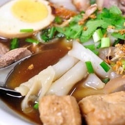 ก๋วยจั๊บน้ำข้นทุกอย่างကျပ်ထုရန်