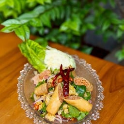 ยำแหนมปอเปี๊ยะข้าวทอด