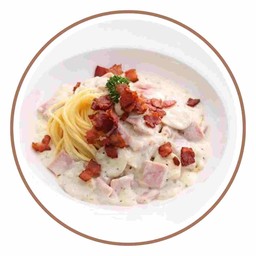 สปาเก็ตตี้ไวท์ซอสแฮมและเบคอนกรอบ