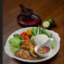 ข้าวชุดน้ำพริกกะปิ + ปลาทู + ไข่ชะอม + ผักทอด