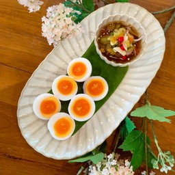 (Gluten-free) ไข่เป็ดต้มยางมะตูม และน้ำปลาพริกย่าง