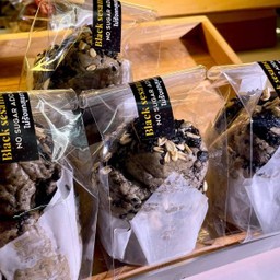 Black sesame brioche งาดำ (ชิ้น)