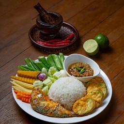 ข้าวน้ำพริกกุ้งเสียบ + ปลาทู + ไข่ชะอม + ผักทอด