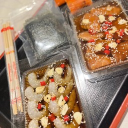 สองสหายแซลม่อนดอง 1กล่อง กุ้งดอง 1 กล่อง สาหร่ายเกาหลี 2 ห่อฟรีน้ำจิ้มแซ่บ