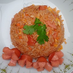 ข้าวผัดไส้กรอกหมูซ๊อสมะเขือเทศ