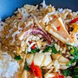 หมึกผัดโหระพาราดข้าว