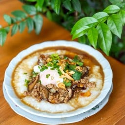 โจ๊กหมูสับและเห็ดผัดซีอิ้วพร้อมไข่ลวก