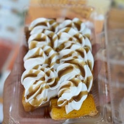ขนมปังปิ้งเนย+วิปครีม+คาราเมล