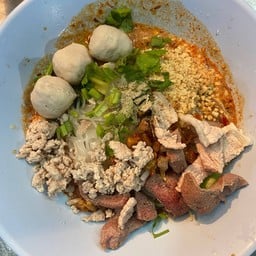 ก๋วยเตี๋ยวเส้นหมี่ขาวหมูต้มยำ