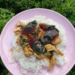 กะเพราไก่ไข่เยี่ยวม้า