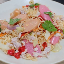 ยำมาม่าหมูสับ ไส้กรอก