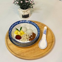 บัวลอยงาดำรวมมิตรนมสด(บัวลอยงาดำ 2 ลูก+ลูกเดือย+แปะก๊วย+รากบัว+พุทราจีน)